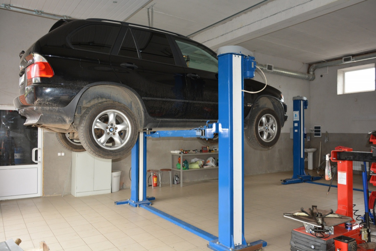 Как правильно поднимать машину на подъемнике - изображение