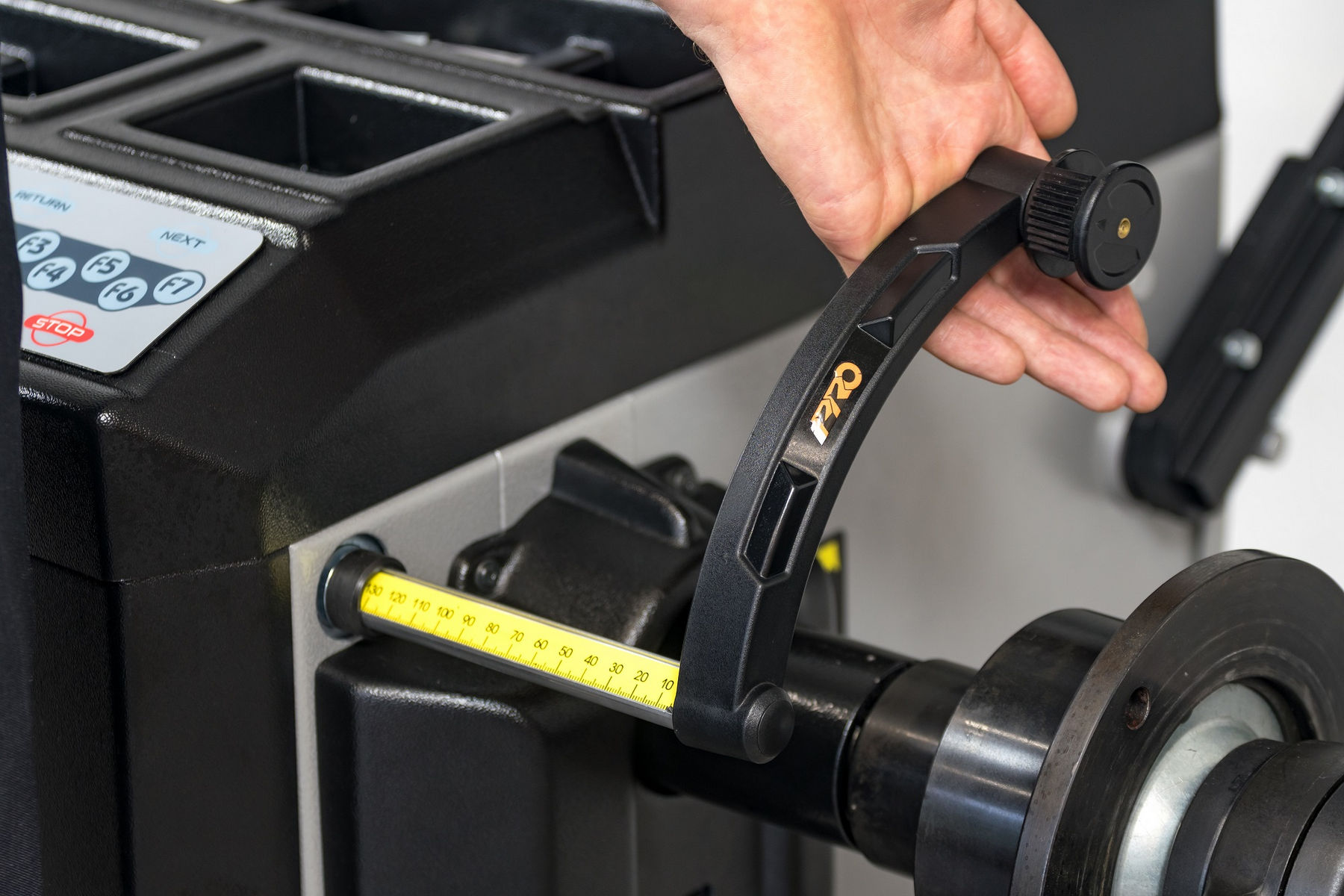 Как пользоваться балансировочным станком для колес - изображение